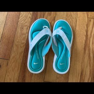 Women’s Nike flip flops.